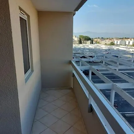 A 2 Pas De La 卡内